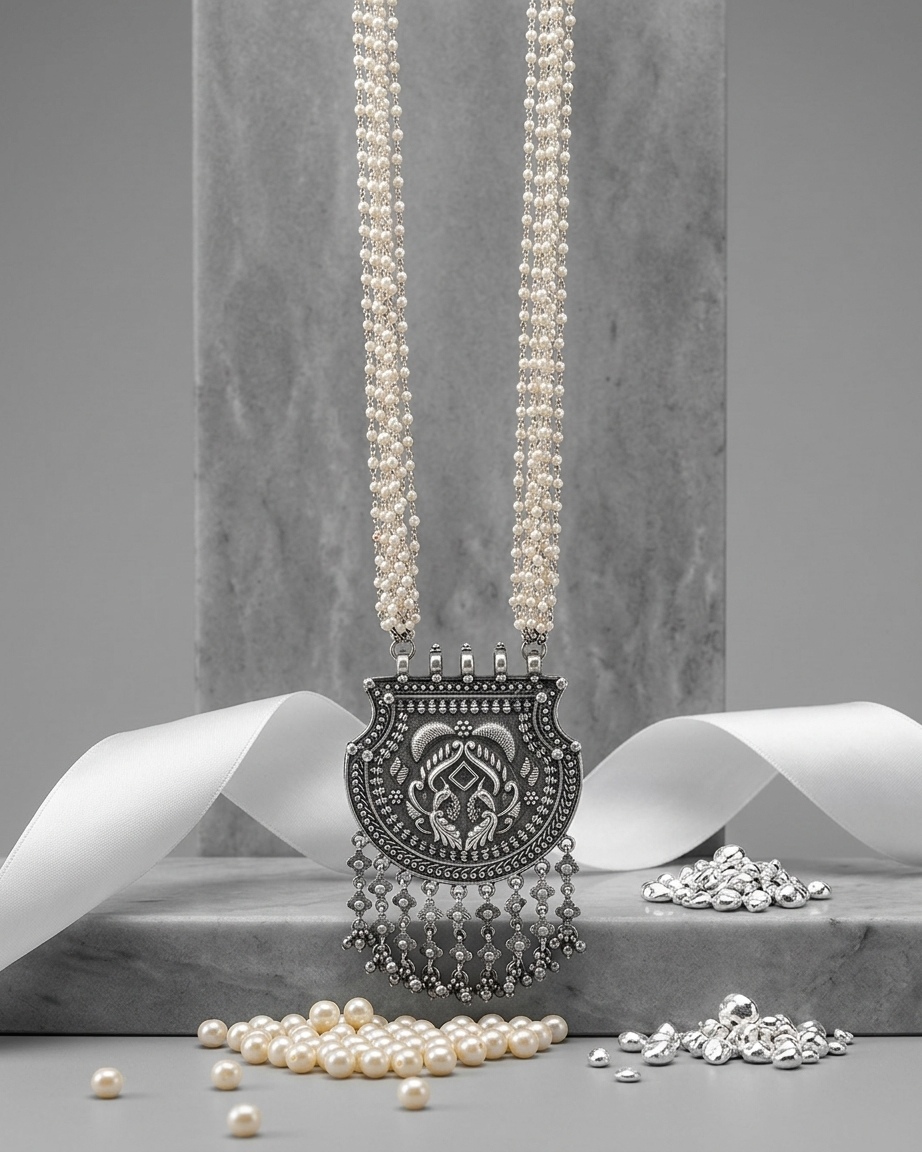Neck Chain: Pearl Strings