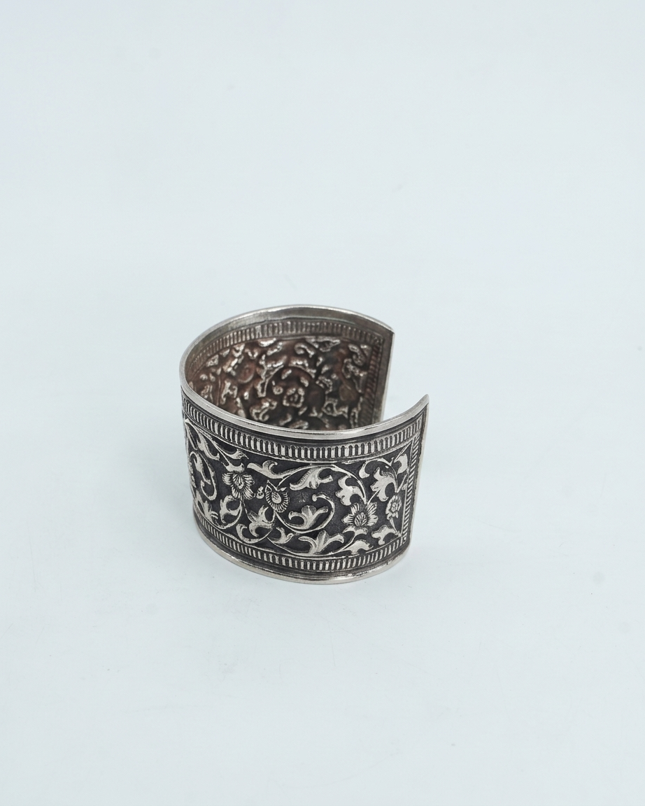 Bangle/Bracelet: Carved