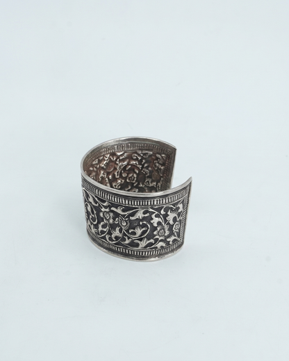 Bangle/Bracelet: Carved