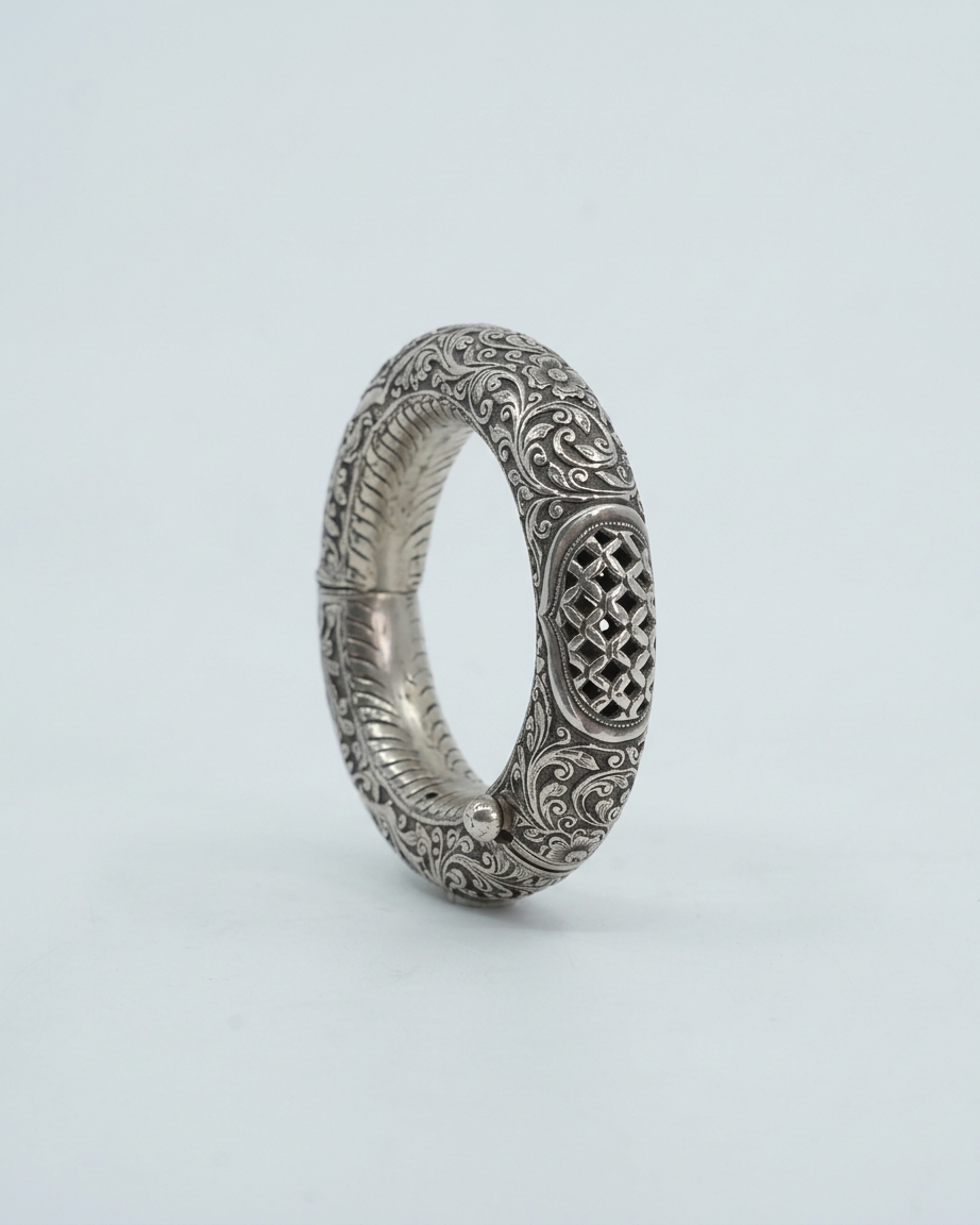 Bangle/Bracelet: Hollow Filigree