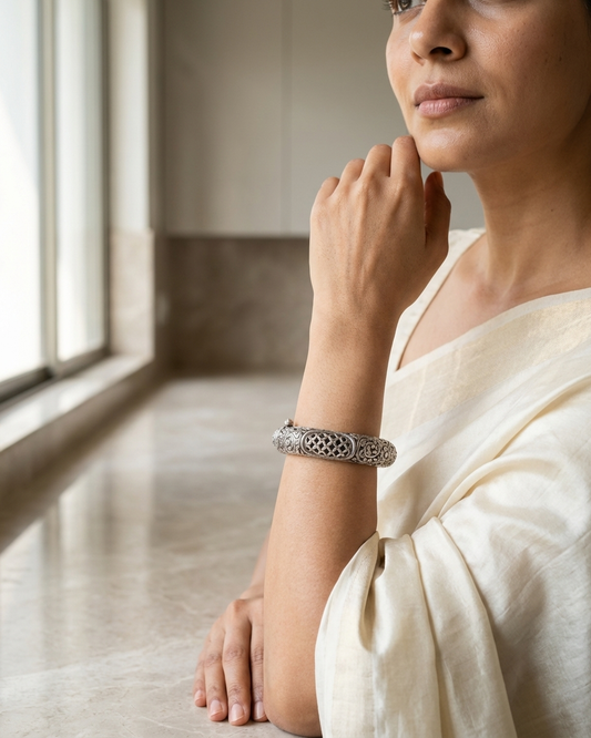 Bangle/Bracelet: Hollow Filigree