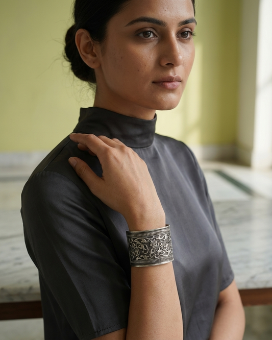 Bangle/Bracelet: Carved