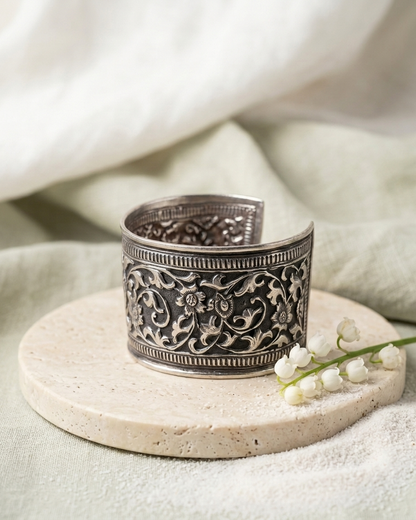 Bangle/Bracelet: Carved