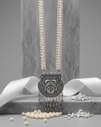 Neck Chain: Pearl Strings